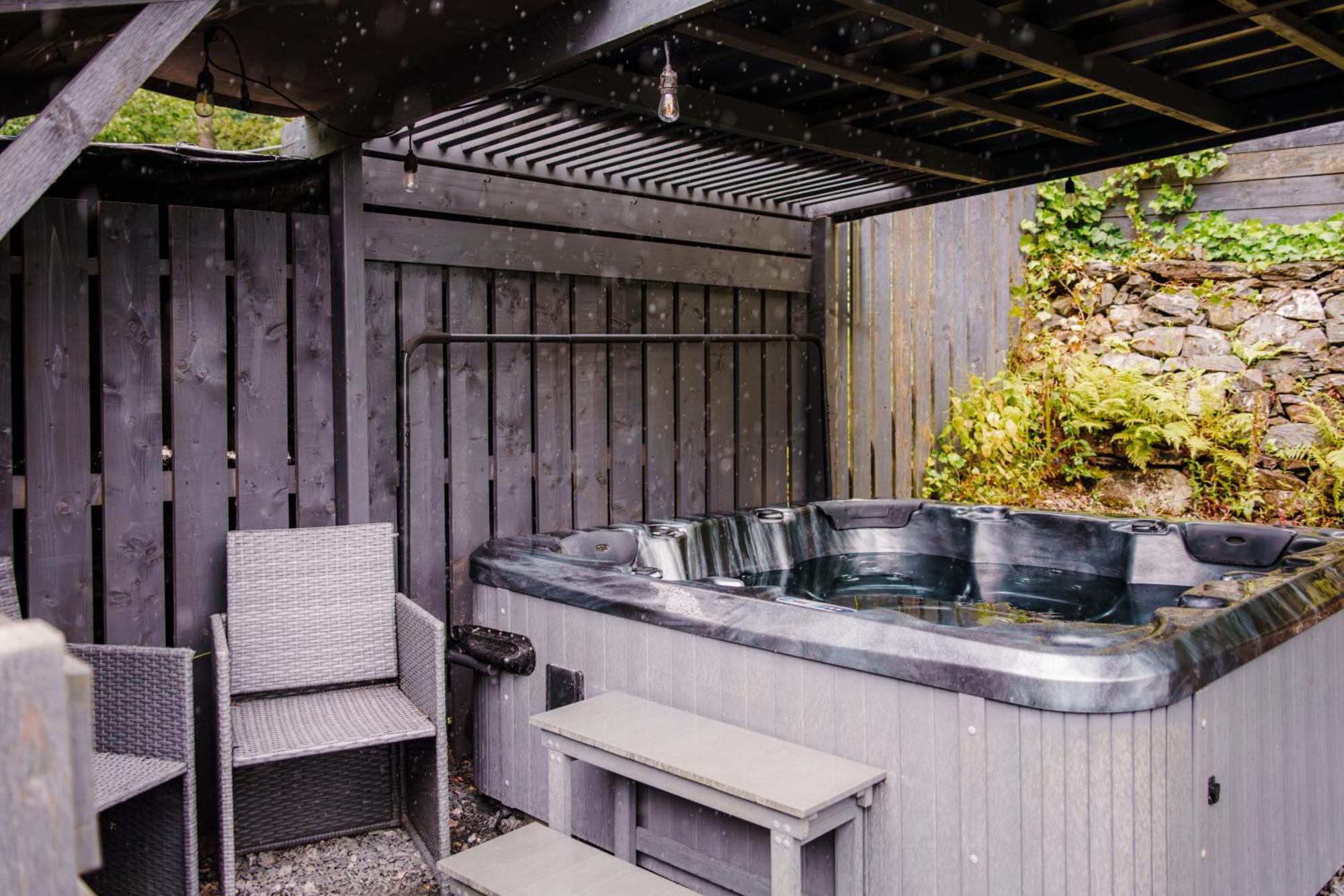 보우네스온윈더미어 Squirrel Bank, With A Hot Tub & Parking 빌라 외부 사진